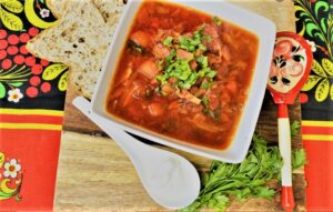 Scopri di più sull'articolo Borsh ( Borscht ) vegetariano – zuppa molto aromatica, gustosa e ricca con barbabietole e cavoli
